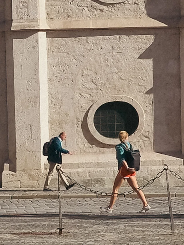 Két ember sétál az utcán.